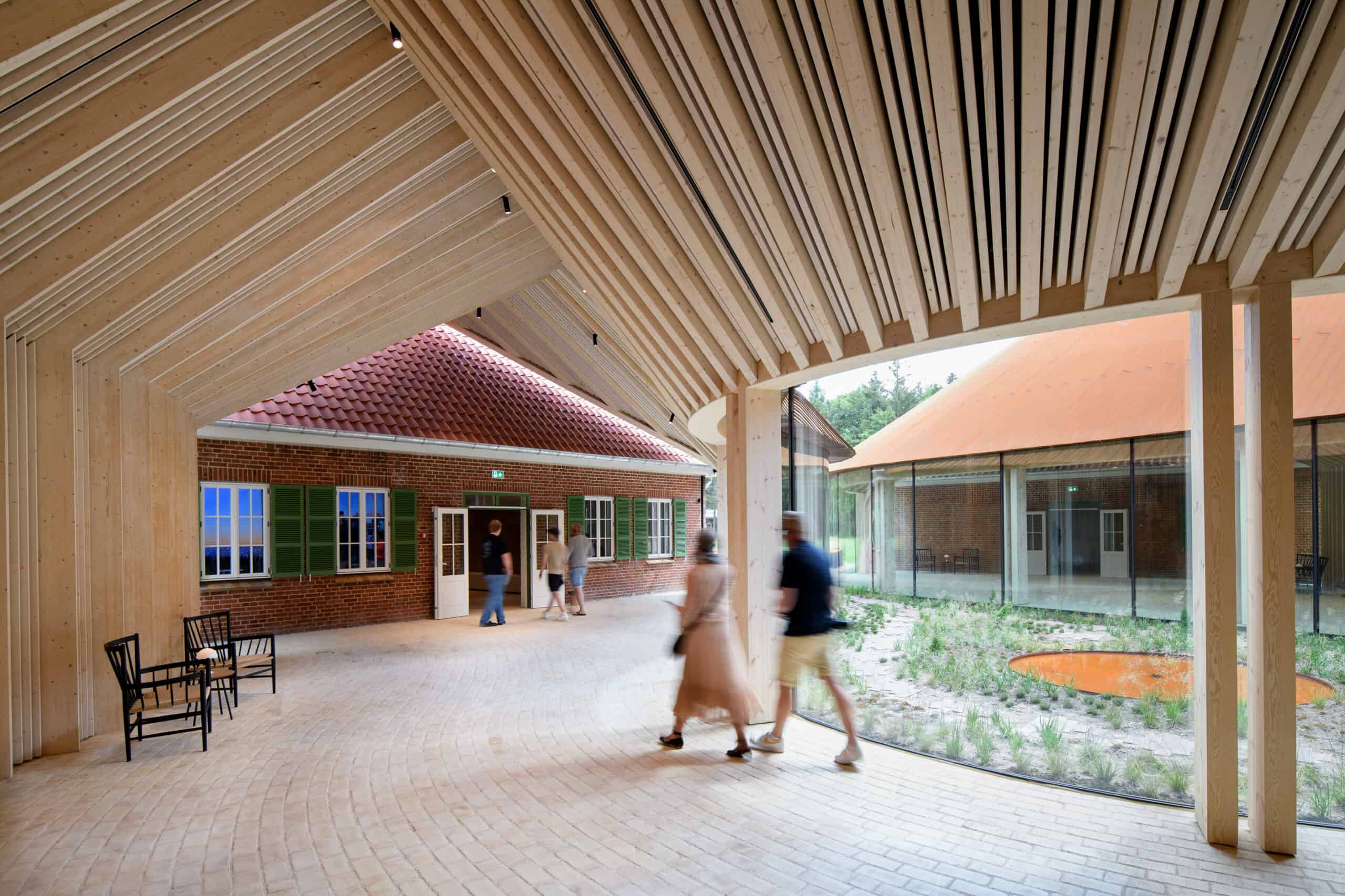 Gæster mellem nybyggeriet og de gamle hospitalsbygninger på Flugt
