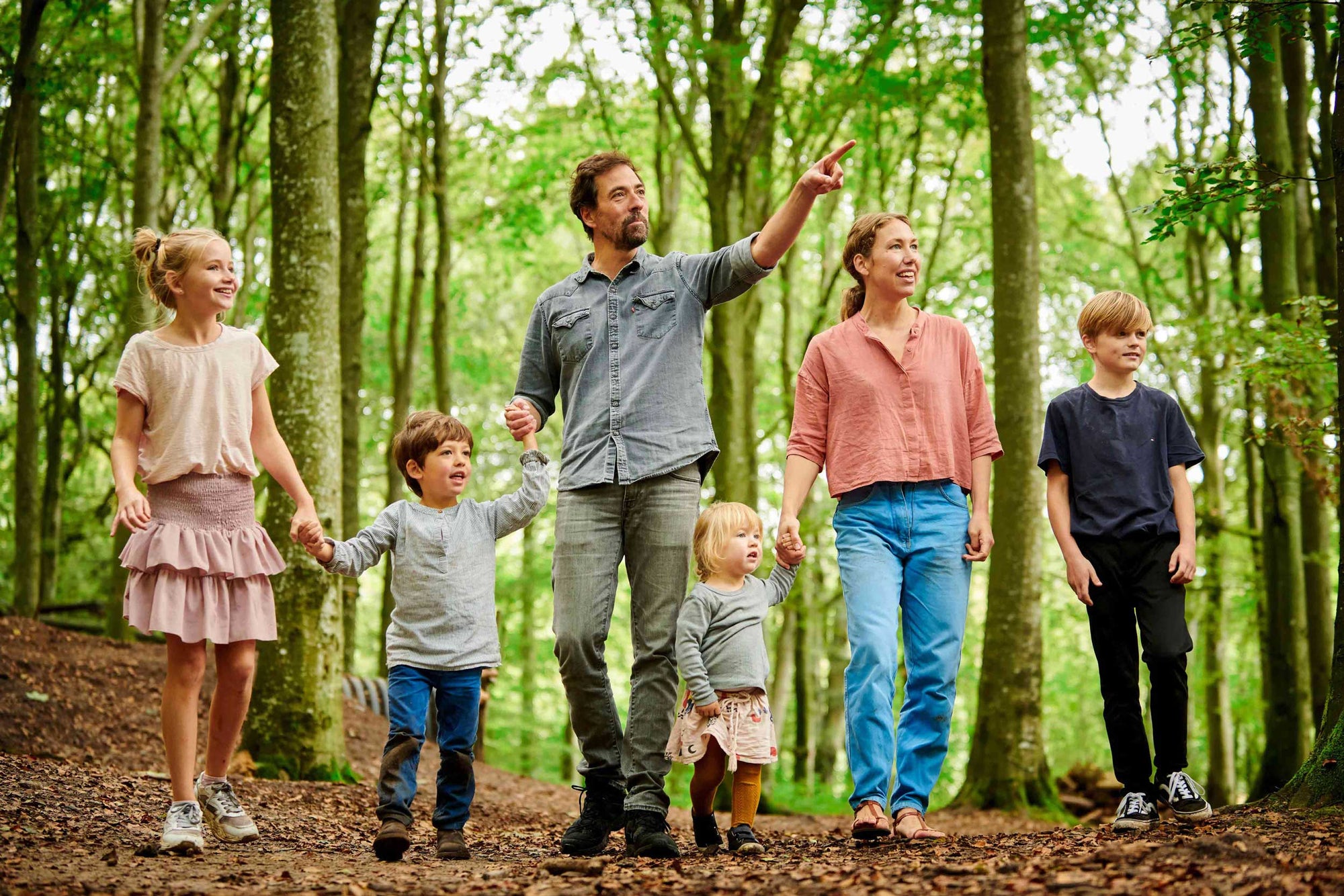 Familie på tur i skoven i WOW PARK